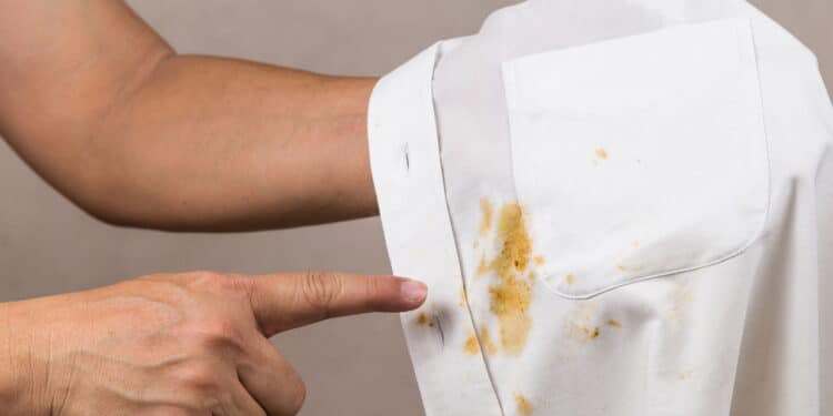 O segredo que remove manchas da camisa sem esforço nenhum