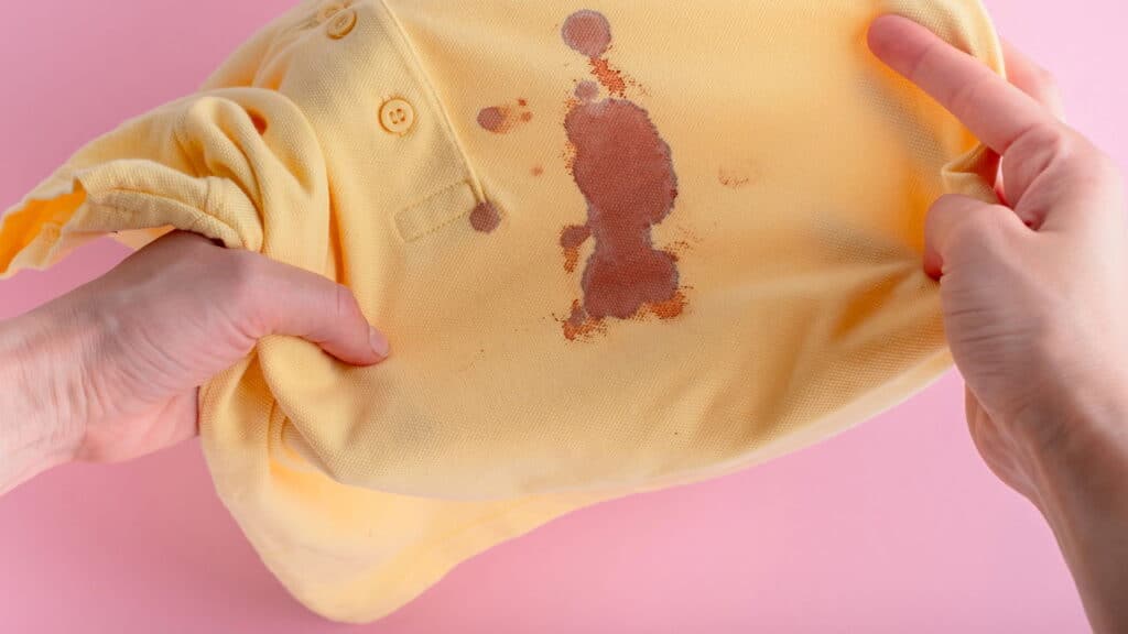 O segredo que remove manchas da camisa sem esforço nenhum