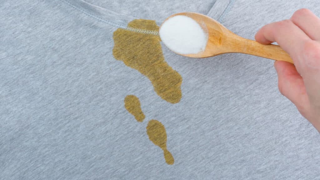 O segredo que remove manchas da camisa sem esforço nenhum