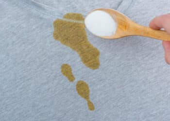 Camisa manchada // Créditos: depositphotos.com / galiaromaniv88@gmail.com