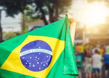 Grupo faz oração em frente à residência de Bolsonaro