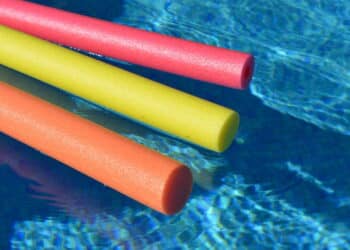 Veja truque barato com espaguete de piscina que encanta na decoração
