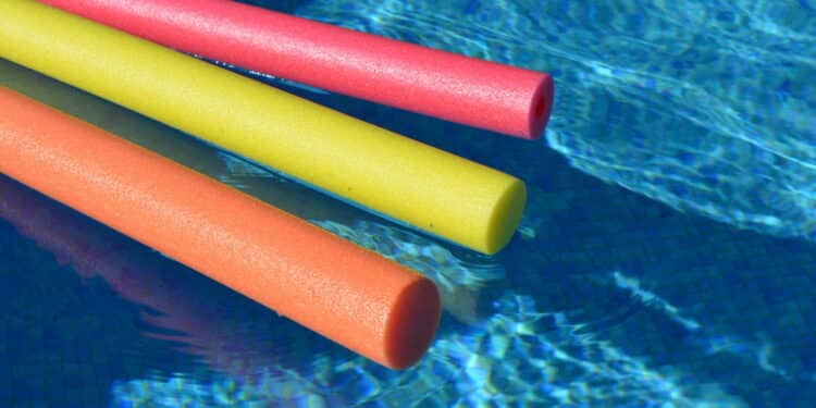 Veja truque barato com espaguete de piscina que encanta na decoração
