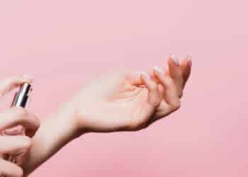Os 4 melhores perfumes para mulheres com mais de 60 anos, frescos e com um aroma floral muito elegante