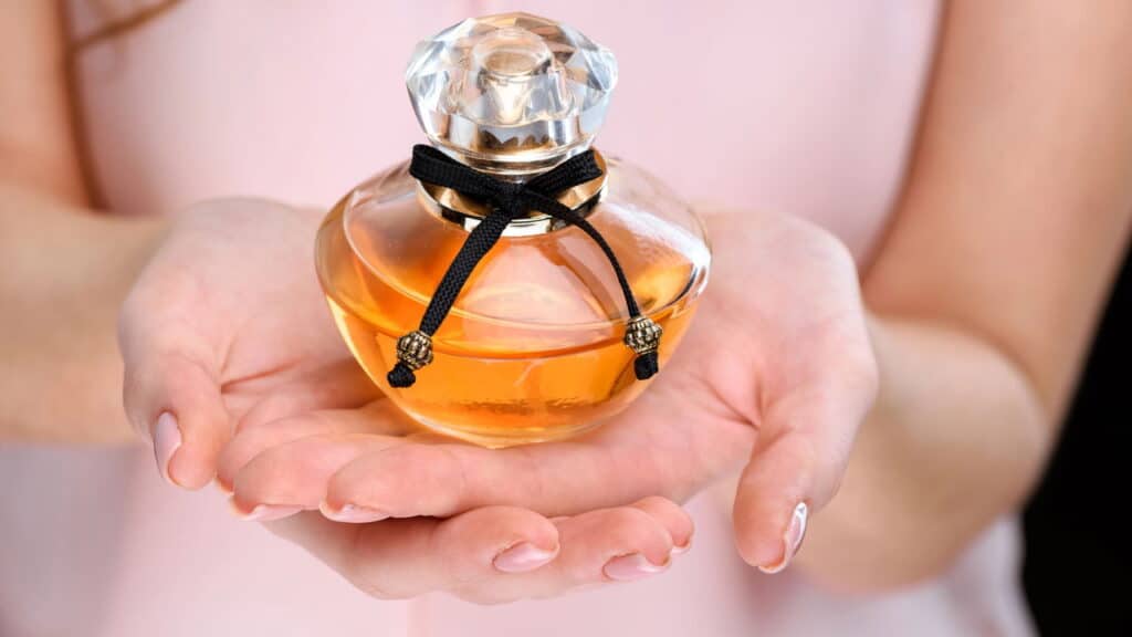 Os 4 melhores perfumes para mulheres com mais de 60 anos, frescos e com um aroma floral muito elegante