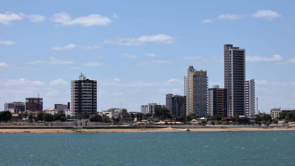 O horizonte de Petrolina no Rio São Francisco