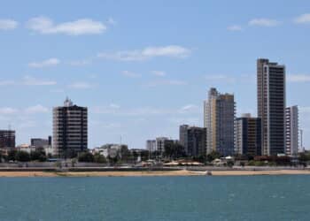 O horizonte de Petrolina no Rio São Francisco