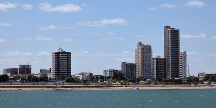 O horizonte de Petrolina no Rio São Francisco