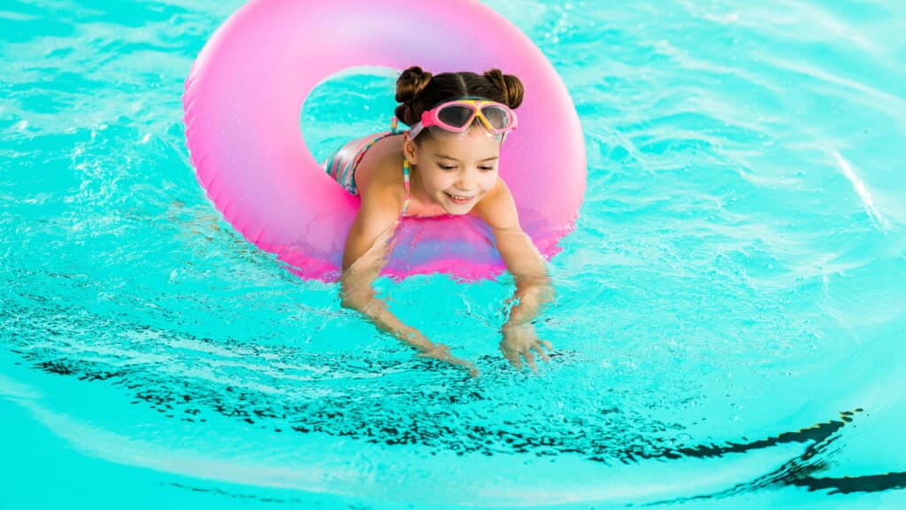 Espaguetes e boias de piscina, o que muita gente joga fora pode virar o xodó da sua decoração