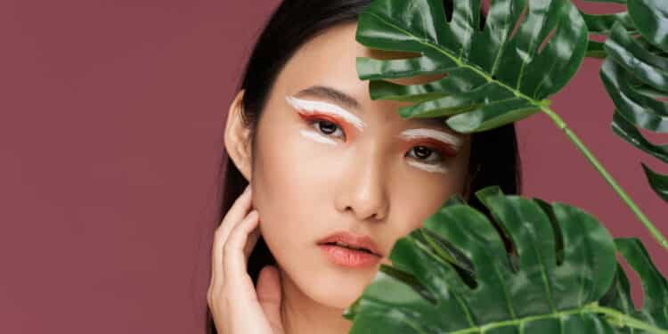 Modelo e planta // Créditos: depositphotos.com / ShotStudio