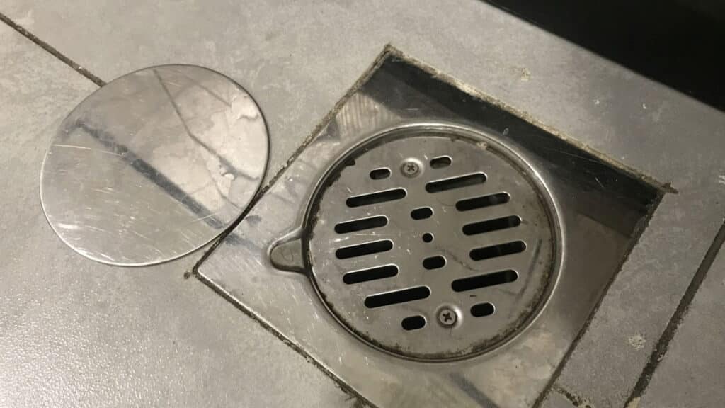 O truque com garrafa pet que evitar insetos subindo pelo ralo de casa