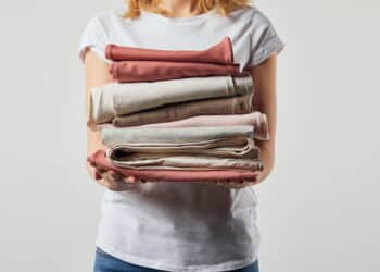O segredo para dobrar roupas e ganhar espaço no armário