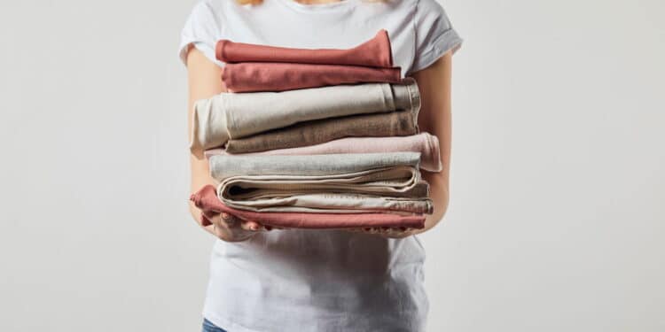 O segredo para dobrar roupas e ganhar espaço no armário