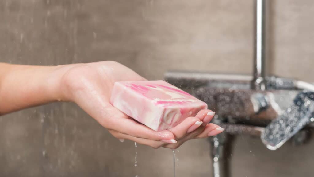 A verdade sobre usar sabão em barra em pisos de porcelanato