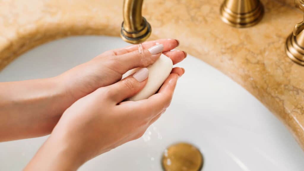 A verdade sobre usar sabão em barra em pisos de porcelanato
