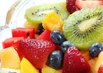 Veja a receita de salada de frutas que dura a semana toda e te ajuda em uma rotina saudável