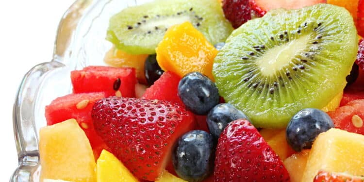 Veja a receita de salada de frutas que dura a semana toda e te ajuda em uma rotina saudável