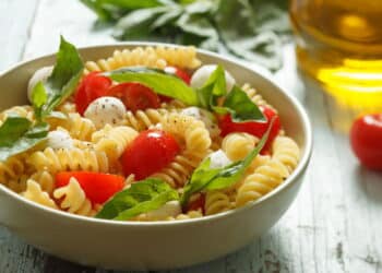 Essa salada de macarrão saudável vai salvar o seu almoço