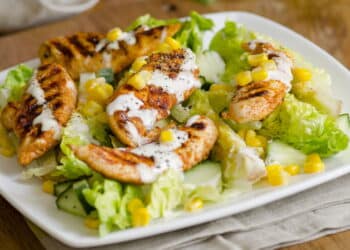 Receita de salada proteica saborosa, com molho e menos de 200 calorias