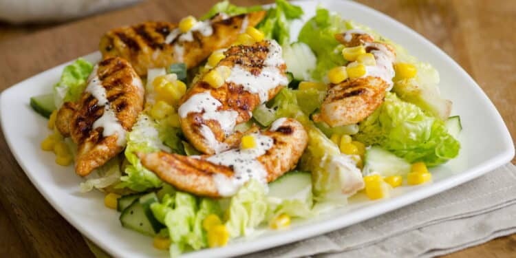Receita de salada proteica saborosa, com molho e menos de 200 calorias