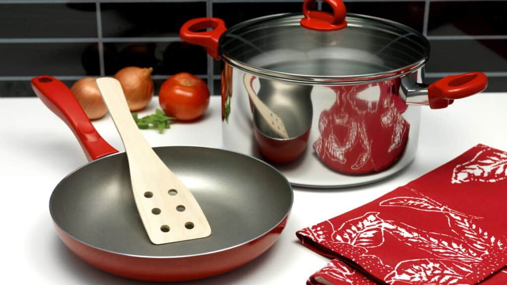 O que evitar na hora de limpar inox e preservar o brilho?