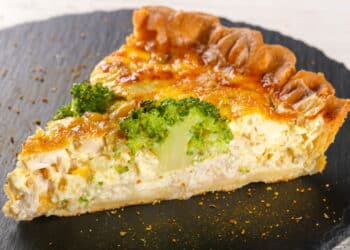 Essa tortinha de frango fácil vai conquistar sua família no primeiro pedaço
