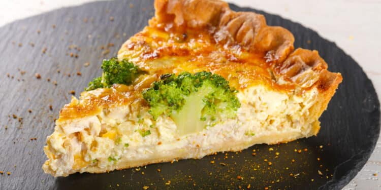 Essa tortinha de frango fácil vai conquistar sua família no primeiro pedaço