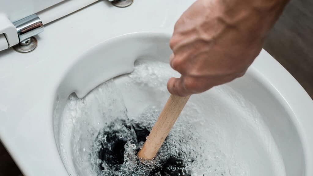 O truque caseiro que remove manchas do vaso em minutos