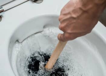 O truque caseiro que remove manchas do vaso em minutos
