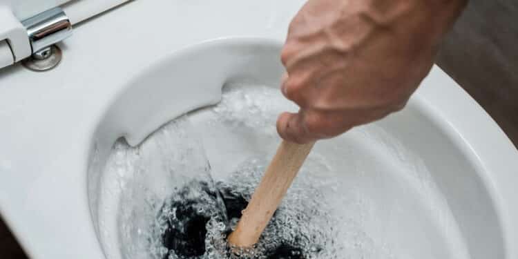 O truque caseiro que remove manchas do vaso em minutos