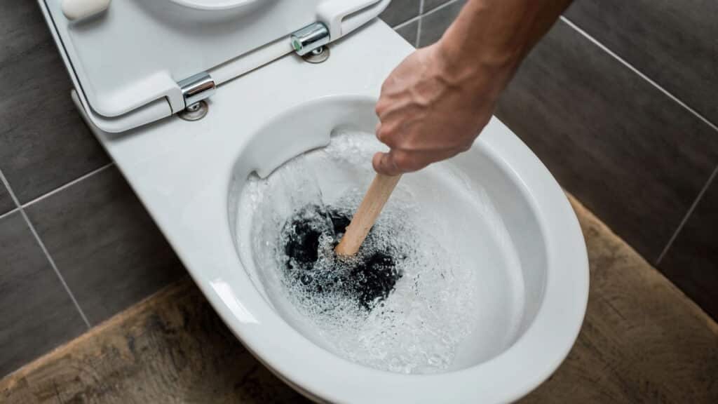 O truque caseiro que remove manchas do vaso em minutos