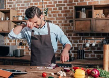 Ciência revela por que choramos ao cortar cebola e como evitar as lágrimas