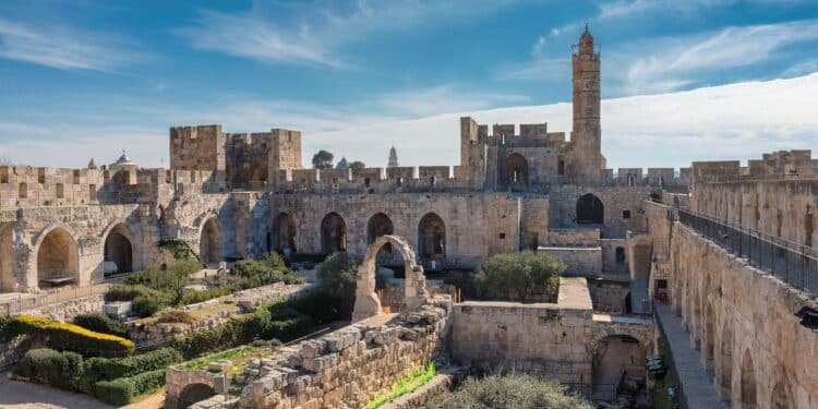 Ataque a tiros em Jerusalém deixa mortos e tensão aumenta na região