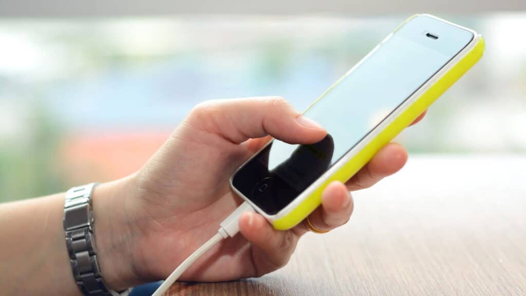 Esses hábitos perigosos ao carregar o celular podem colocar sua vida em risco
