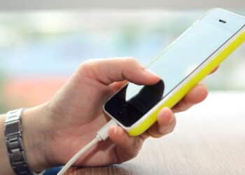 Esses hábitos perigosos ao carregar o celular podem colocar sua vida em risco