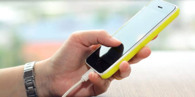 Usar o celular enquanto carrega pode ser mais perigoso do que você imagina