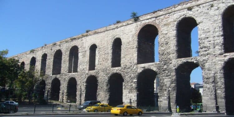 Os segredos curiosos sobre o maior aqueduto construído por Roma