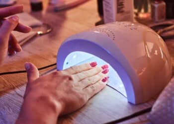 Anvisa proíbe produtos populares entre mulheres brasileiras após alerta e risco de câncer