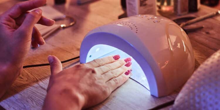 Anvisa proíbe produtos populares entre mulheres brasileiras após alerta e risco de câncer