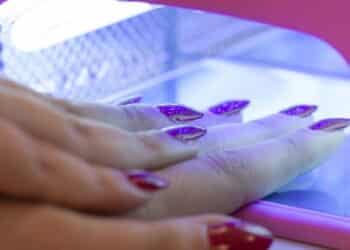Risco à saúde faz autoridades proibirem este produto de esmalte em gel