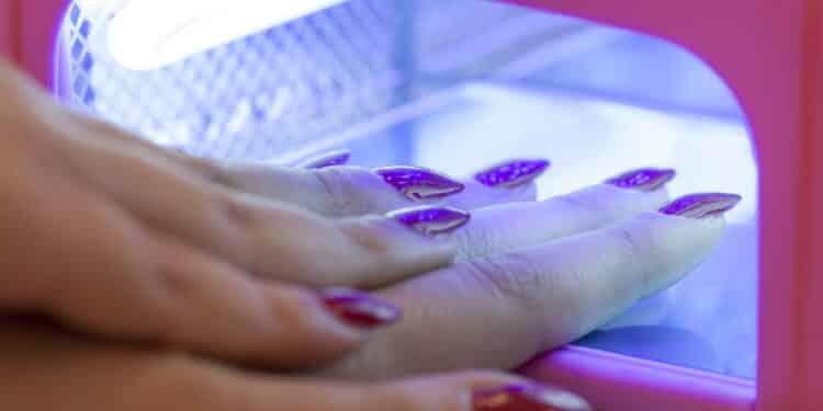 Risco à saúde faz autoridades proibirem este produto de esmalte em gel