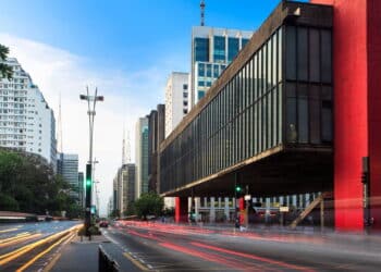 A maior região metropolitana do ocidente e do Hemisfério Sul fica no Brasil, tem uma população superior a 22 milhões de habitantes e concentra quase 10% do PIB brasileiro