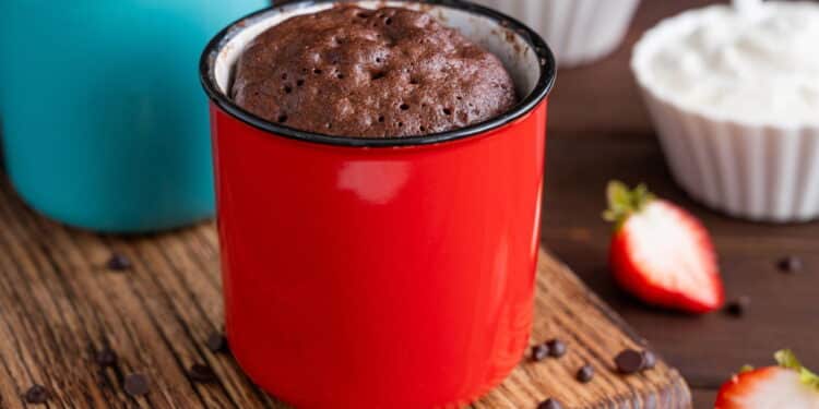 A receita fácil de bolo de caneca com whey protein doce e saudável