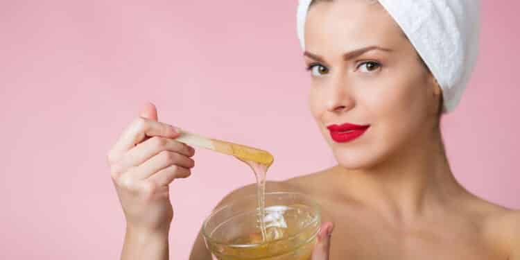 Essa receita de creme caseiro com mel vai recuperar seus cabelos ressecados