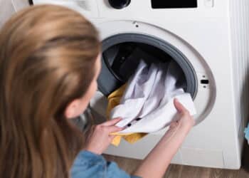 O truque caseiro fácil para remover mancha de cloro da roupa de vez