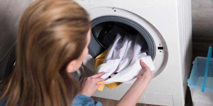 O truque caseiro fácil para remover mancha de cloro da roupa de vez