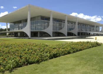Tentativa de invasão ao Palácio do Planalto termina com disparos e prisão