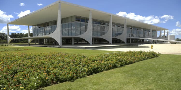 Tentativa de invasão ao Palácio do Planalto termina com disparos e prisão