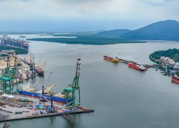 Nova estrada 'dentro do mar' vai melhorar o turismo entre duas famosas cidades brasileiras