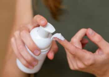 Truque de skincare coreano com leite morno vai renovar sua pele e evitar espinhas